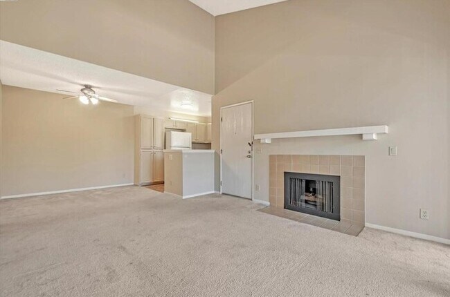 Foto del edificio - Cozy Penthouse Condo in Gated Community with Pools & In-Unit Laundry