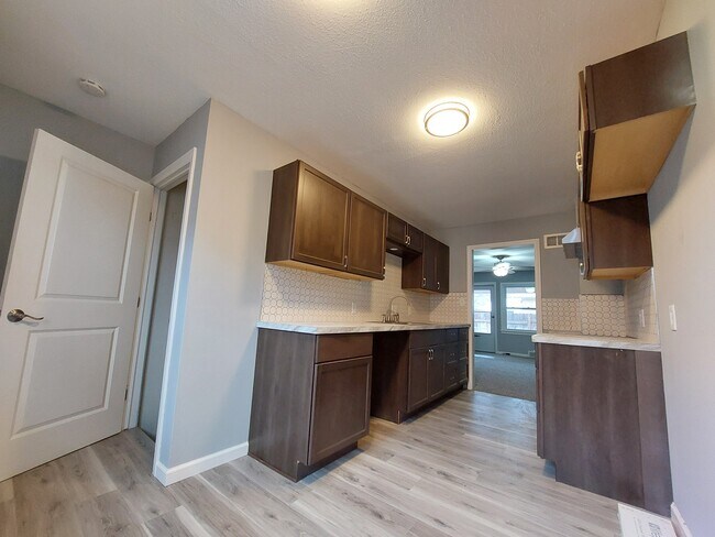 Building Photo - 2125 S Old Manor Rd