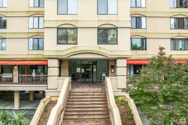 Building Photo - 1600 Park Cir