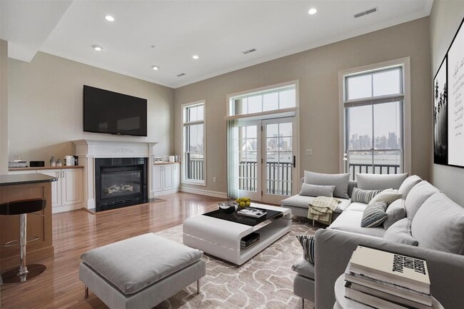 Building Photo - 13 Regency Pl