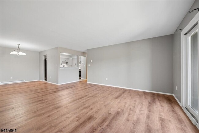 Building Photo - 807 Eves Dr