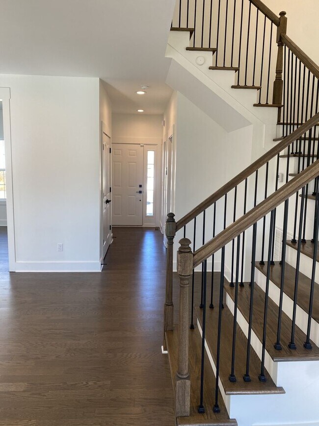 Foto del edificio - Spacious 3BR/2.5BA home in North Nashville with an abundance of natural light throughout!