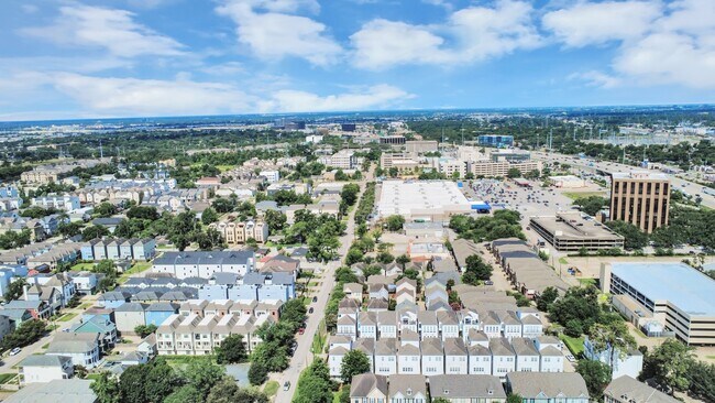 Foto del edificio - 2606 Madeline Grove Dr