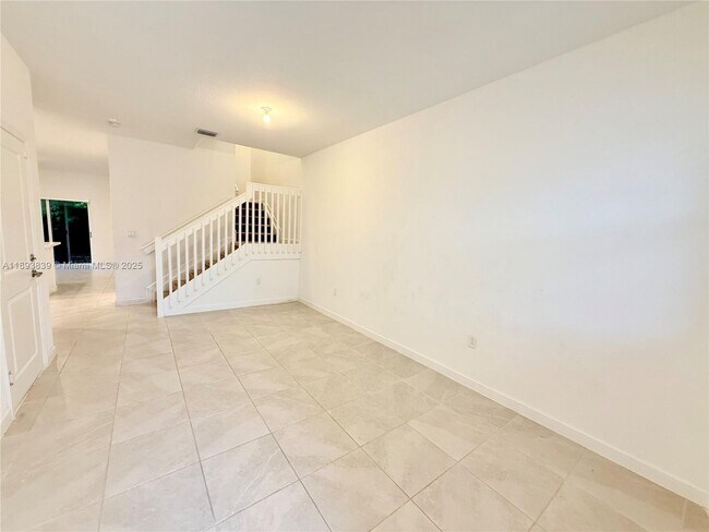 Building Photo - 2620 SE 11th Ct