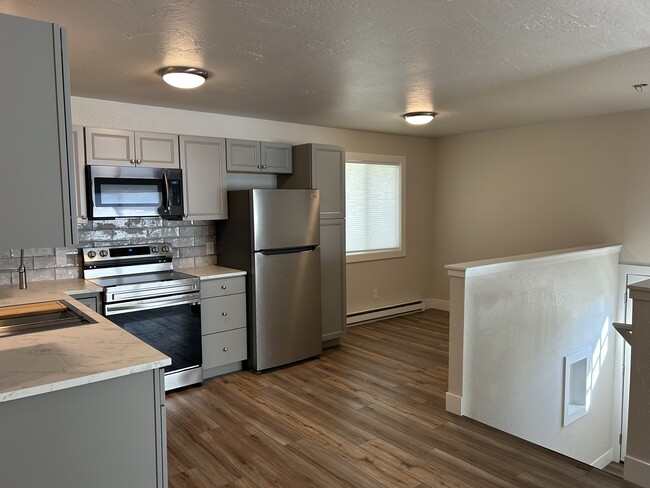 Kitchen/dining - 1524 S 6th St W