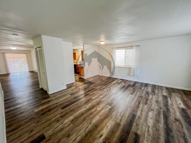 Building Photo - Single Level House - Available Now