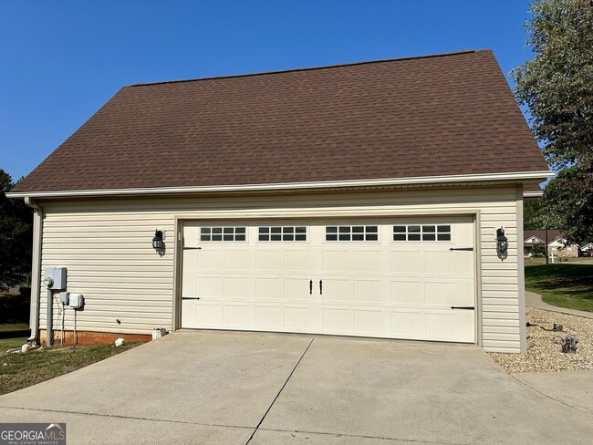 Building Photo - 111 Sierra Way