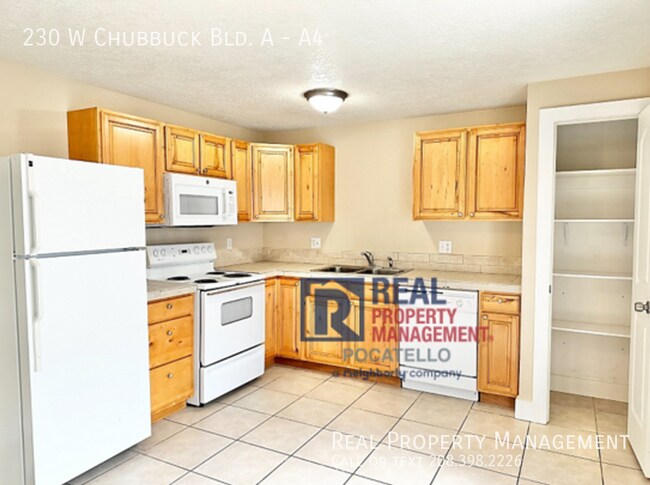 Building Photo - 2 Bed 1.5 Bath townhouse - PET FRIENDLY
