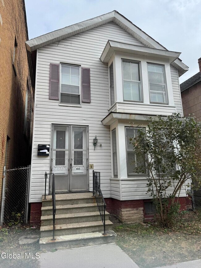 Building Photo - 528 4th Ave