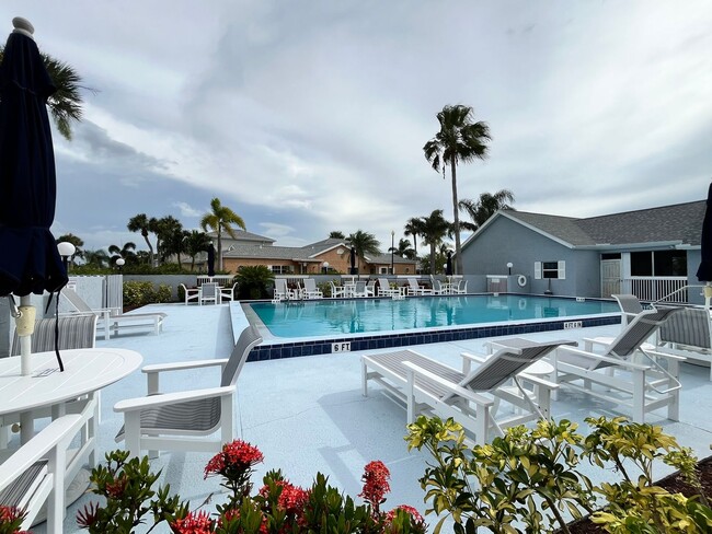 Building Photo - MALIBU VILLAS 3/2 WITH PRIVATE COURTYARD
