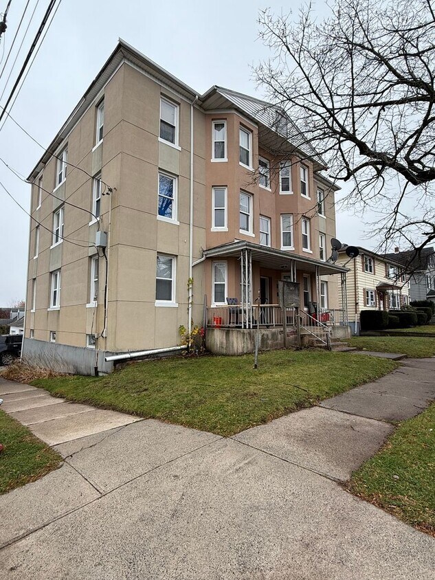 Foto principal - 579 Burritt St