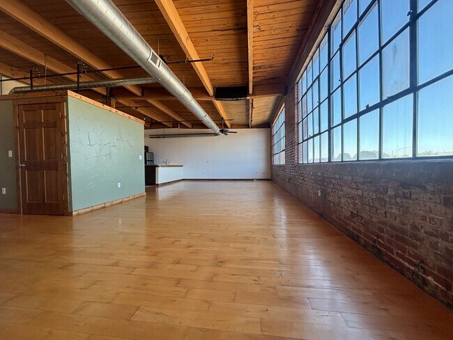 Foto del edificio - FIRST MONTH FREE! Beautiful Studio Loft