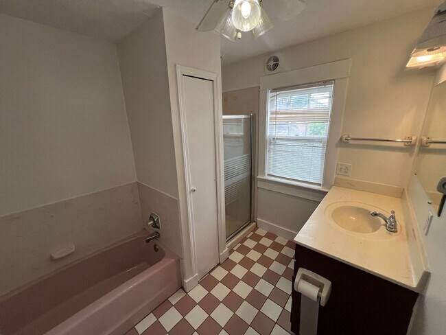Foto del edificio - 3 bedrooms 1 bathroom