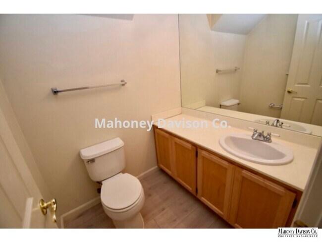 Building Photo - 2044 Easton Dr