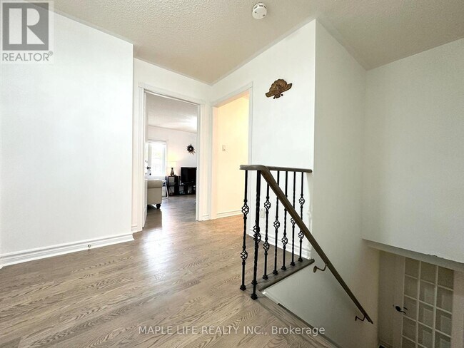 Building Photo - 48 Brookshill Crescent
