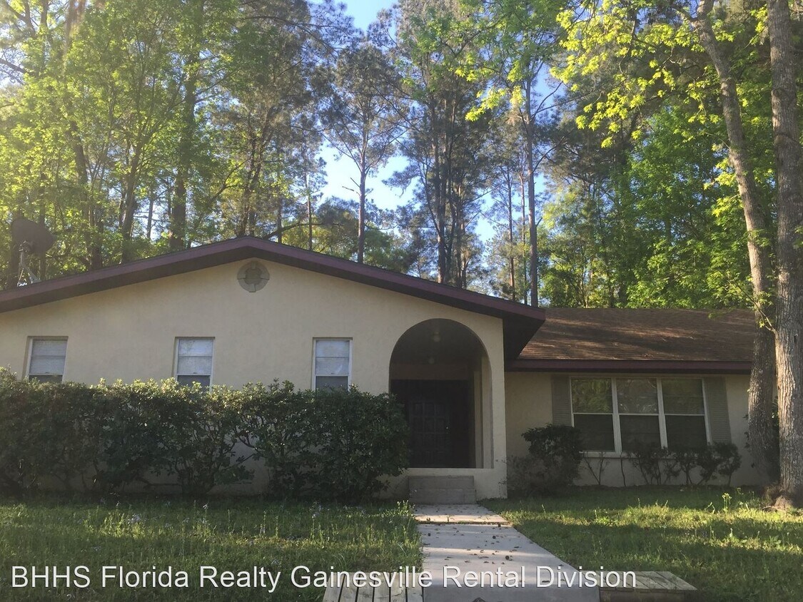 3 br, 2 bath House 10225 NW 25th Place House Rental in Gainesville