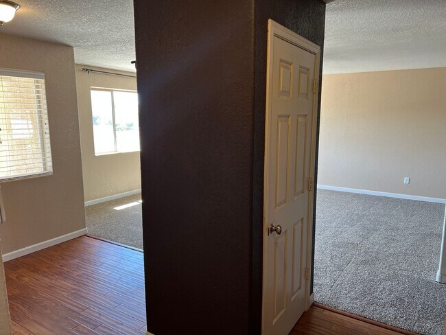 Building Photo - Custom 4 Bedroom 2 Bath Home located in Mo...
