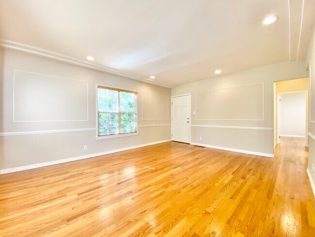 Building Photo - 129 S Swall Dr