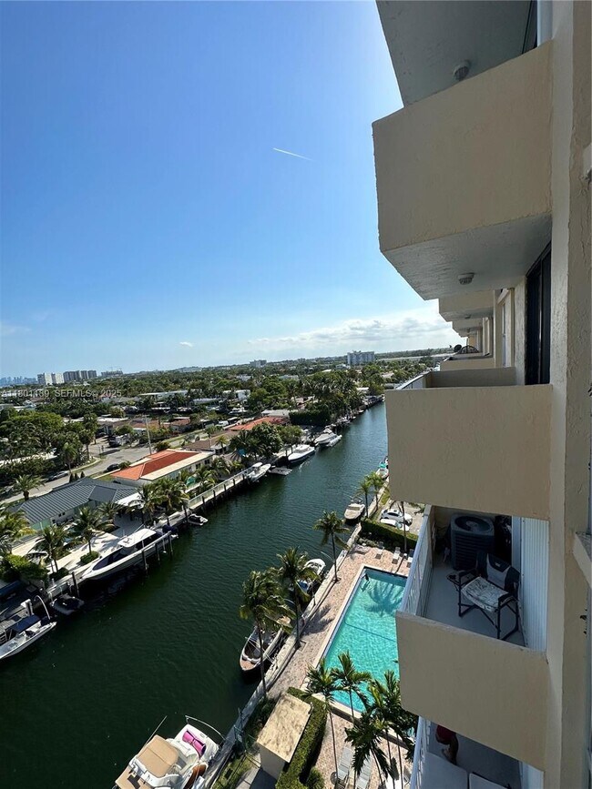 Foto del edificio - 2350 NE 135th St