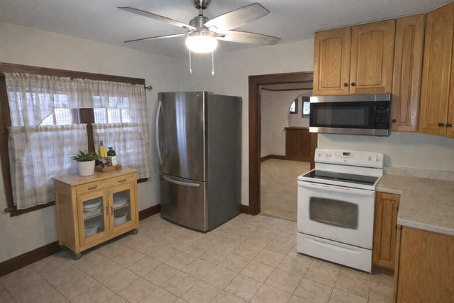 Building Photo - 3 bedroom Cudahy lower