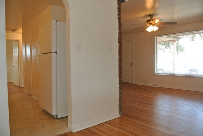 Building Photo - 2 bedroom/1 bathroom