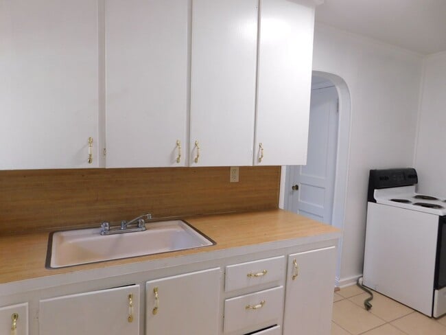Building Photo - One bedroom/1 bath duplex in El Dorado!