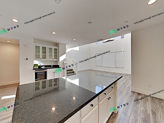 Building Photo - 3 br, 3.5 bath Townhome - 325 Lucuma Ln