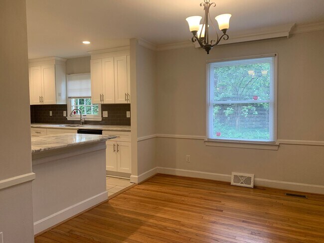 Foto del edificio - Myers Park 3 Bedrooms 2 Bathroom Duplex!