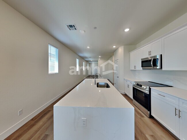 Foto del edificio - 530 Silverbell Fls Pl