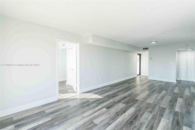 Building Photo - 6960 Rue Vendome