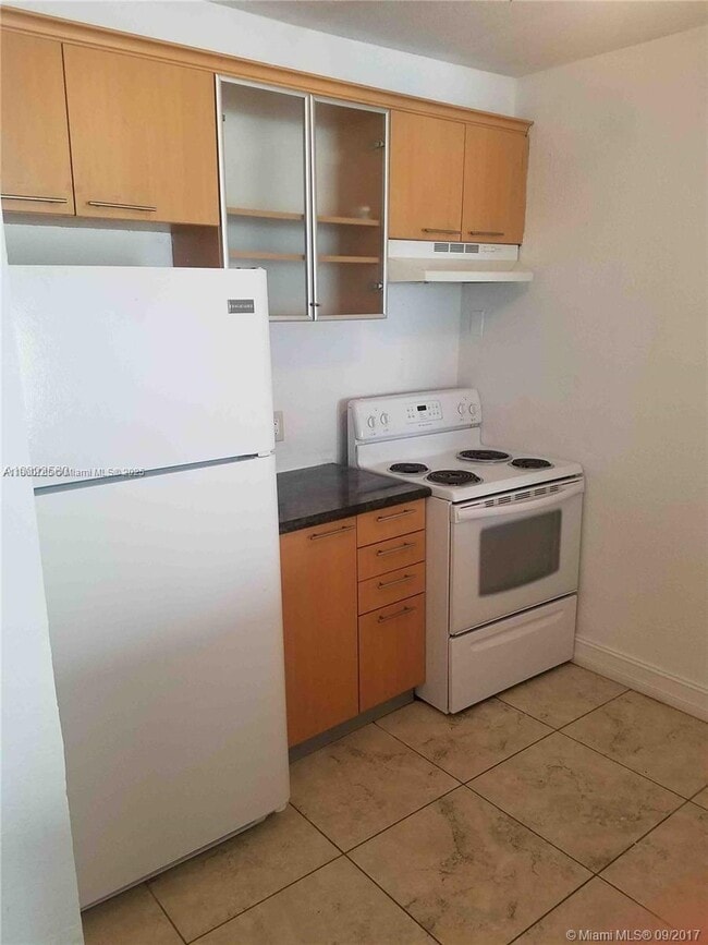 Foto del edificio - 677 NE 24th St