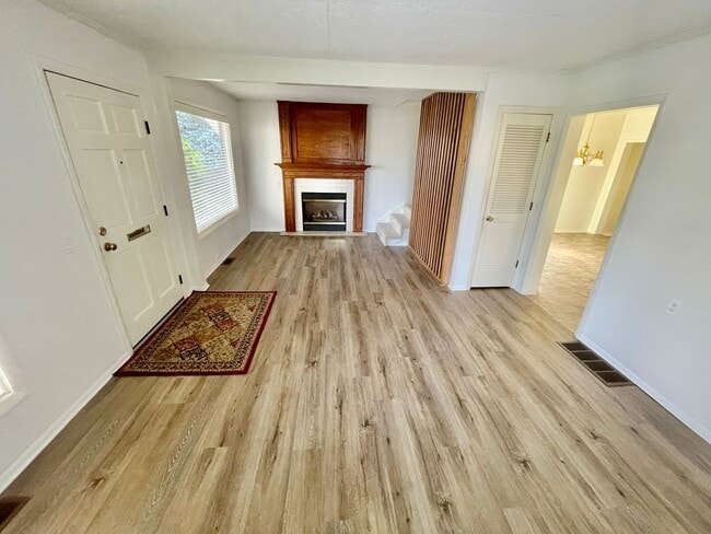 Building Photo - Are you looking for a short 4 Month Lease? Discover 2BD/2B Single-Family Home!