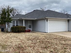 Building Photo - 1721 Redbud Dr