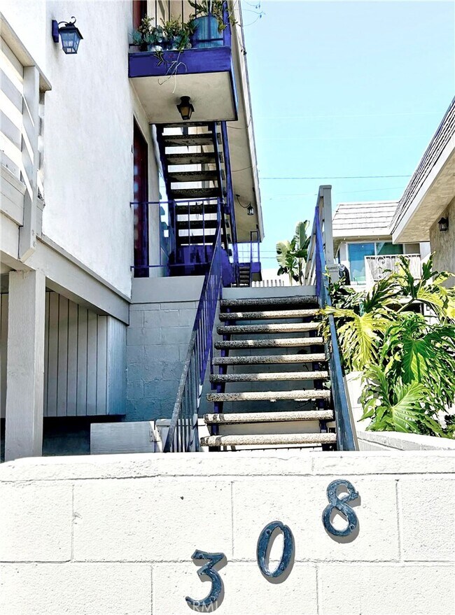 Building Photo - 308 Avenida Granada