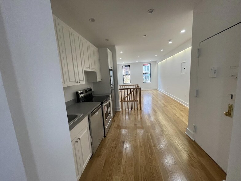 Foto principal - 355 W 53rd St