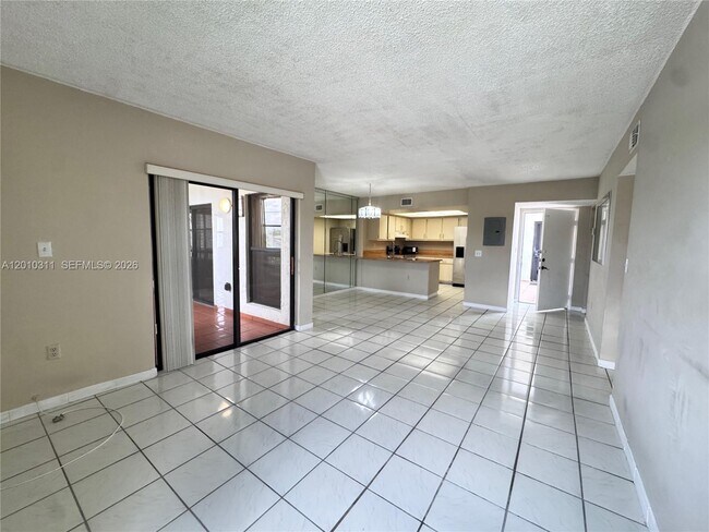 Foto del edificio - 10893 NW 7th St