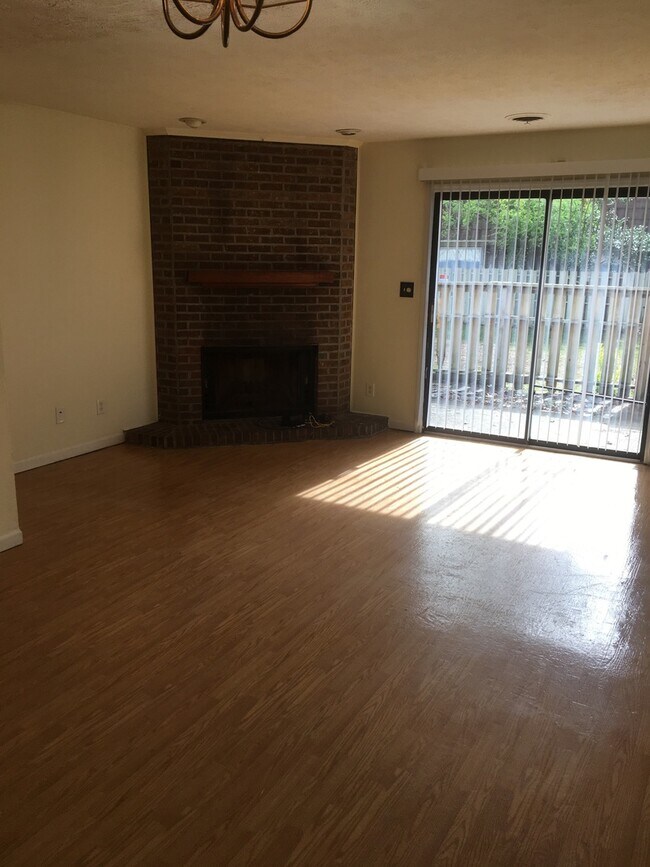 Foto del edificio - 2 Bedroom 1.5 bath for $1300 a month!