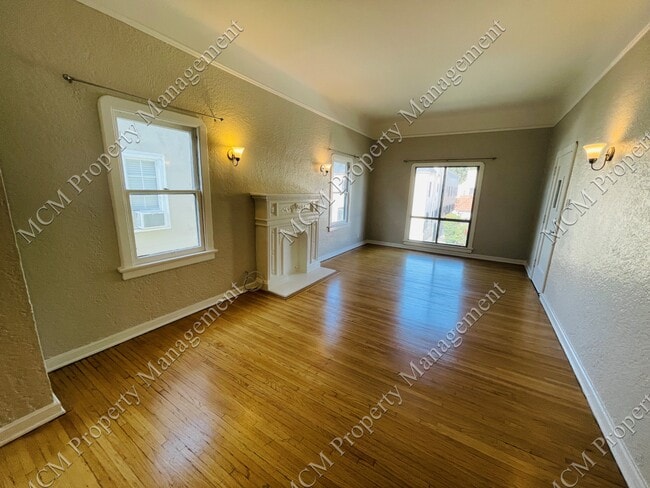 642.5 Living Room - 642 N Spaulding Ave