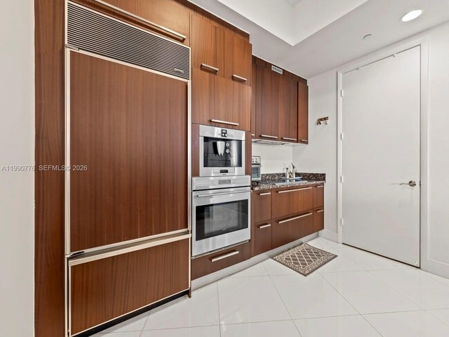 Building Photo - 15901 Collins Ave