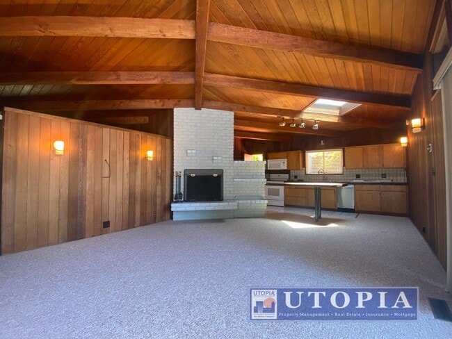 Building Photo - 215 Blackpoint Ln