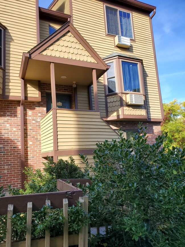 Building Photo - 8 Oakwood Ave