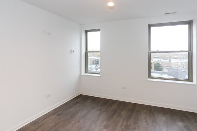 Building Photo - 940 W Winona St