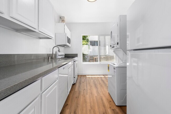 Building Photo - 1435 N Curson Ave