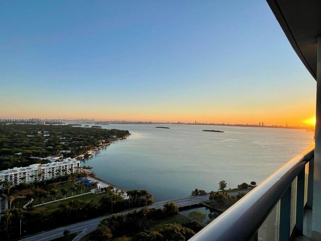 Foto del edificio - 601 NE 36th St