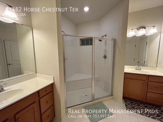 Building Photo - Beautifully Maintained End Unit For Rent i...