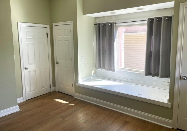 Foto del edificio - 264 W 8th St