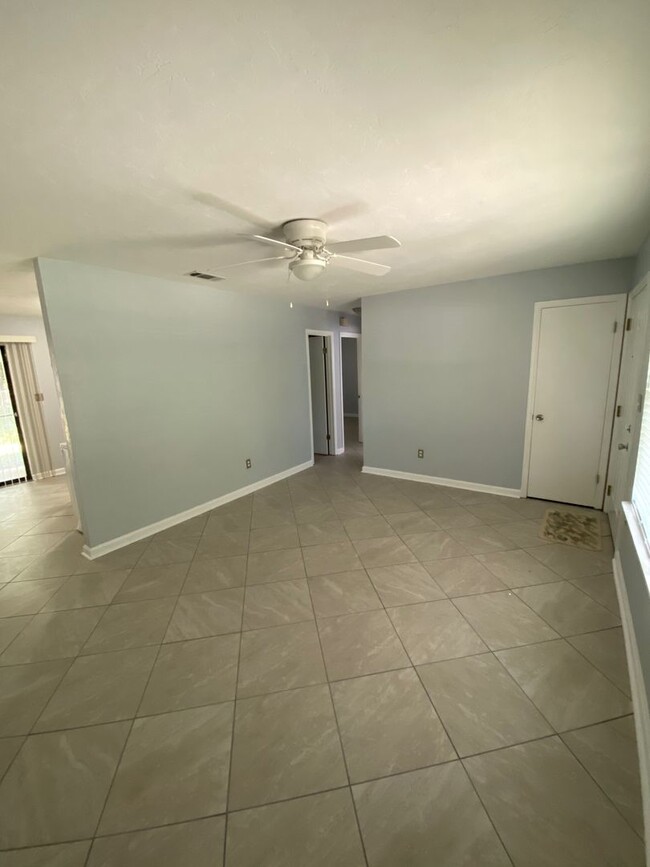 Building Photo - 2/1 Duplex in NW Tallahassee
