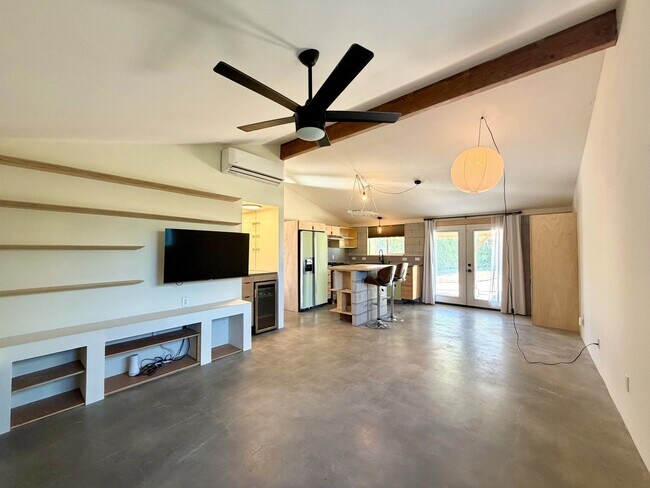 Building Photo - AVAILABLE NOW!! 2 Bedroom 1 Bathroom House in Cathedral City!