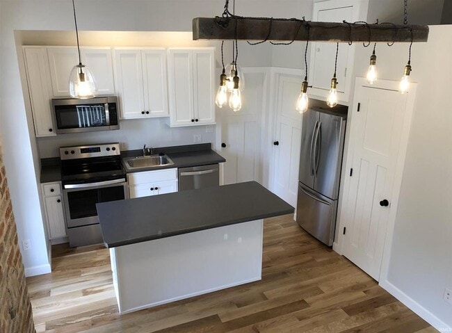 Building Photo - 726 W 6th St