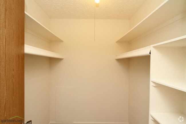 Closet - Ramblewood Apartments